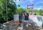 Anggota Koramil 19/Trucuk Bersama Warga Cat Jembatan Gantung Garuda